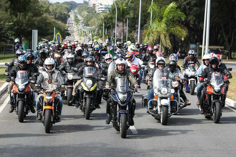 Presidente Jair Bolsonaro durante passeio de moto pelas ruas de Brasília