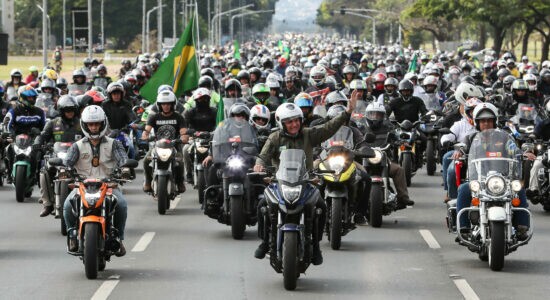 Bolsonaro passeia de moto junto com enorme grupo de motoqueiros em Brasília