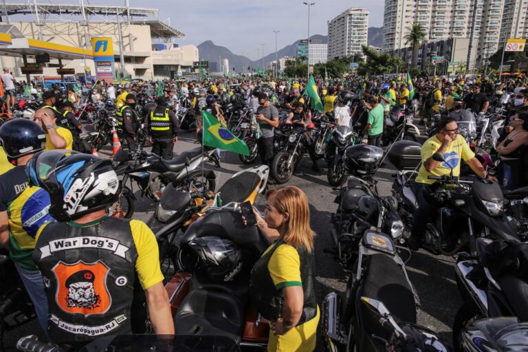 Passeio de moto com Bolsonaro reúne multidão no Rio de Janeiro