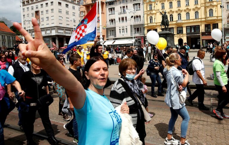 Cidadãos croatas em marcha contra o aborto, na capital