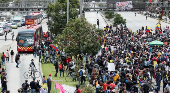 Colombianos lotam ruas no 3º dia de paralisação nacional