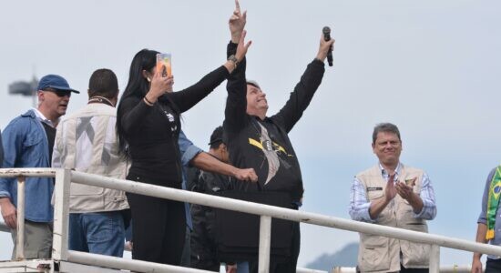 Bolsonaro faz discurso para apoiadores após a motociata