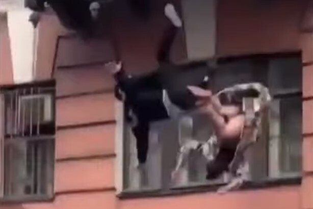 Casal russo sofre queda de 7 metros durante briga