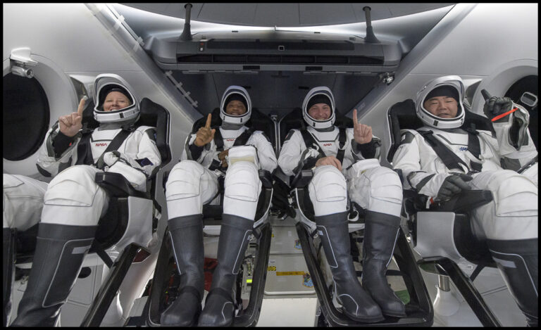 Tripulação de astronautas retornou à Terra após quase seis meses no espaço