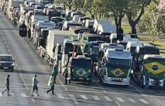 Ato em apoio a Jair Bolsonaro reúne multidão em Brasília