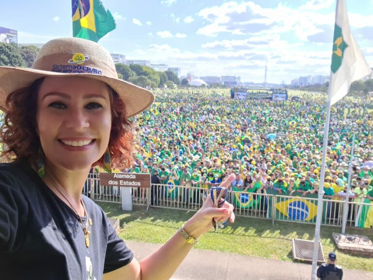 Ato em apoio a Jair Bolsonaro reúne multidão em Brasília