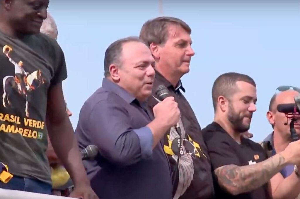 Pazuello e Bolsonaro discursaram em ato com motociclistas