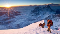 Alpinistas no Monte Everest enfrentam surto de Covid-19