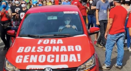 Militante do PT foi preso por usar faixa Fora Bolsonaro genocida
