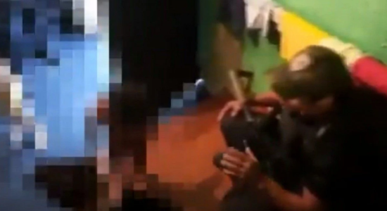 policial conta histórias para crianças durante operação no Jacarezinho