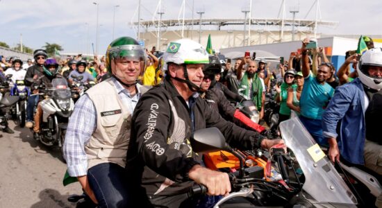 Passeio de moto com Bolsonaro reúne multidão no Rio de Janeiro