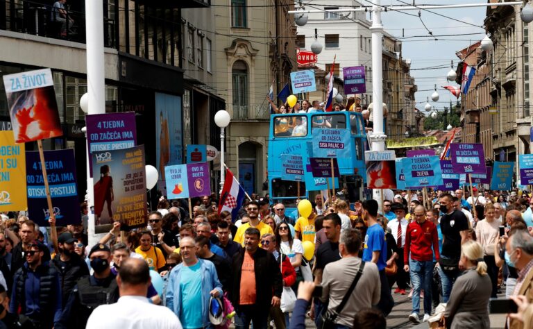 Cidadãos croatas em marcha contra o aborto, na capital