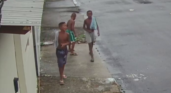 Amigos desapareceram após sair para brincar em um campo de futebol em uma comunidade de Belford Roxo, na Baixada Fluminense
