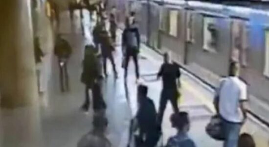 Homem foi detido após tentar empurrar mulheres nos trilhos do metrô de SP