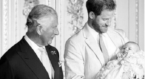 Príncipe Charles ao lado do filho, Harry, e do neto, Archie
