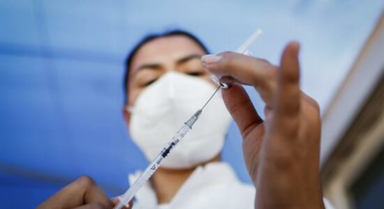 Estados brasileiros estão adiantando segunda dose das vacinas