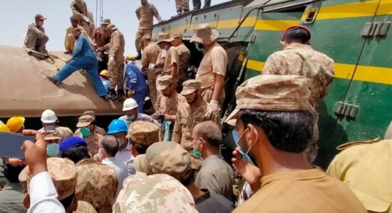 Acidente envolvendo trem no Paquistão deixou mais de 30 mortos