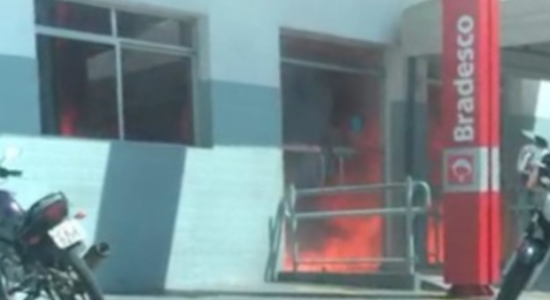 Agência bancária foi depredada e incendiada em Manaus