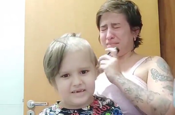 Mãe chora ao raspar cabeça de filho de 6 anos para tratamento #ForçaChico