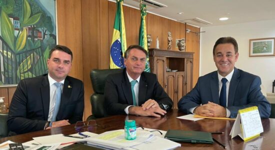 Senador Flávio Bolsonaro, presidente Jair Bolsonaro e o presidente nacional do Patriota, Adilson Barroso