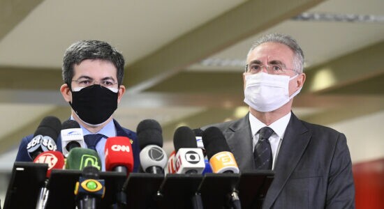 Humberto Costa, Randolfe Rodrigues e Renan Calheiros abandonaram sessão da CPI