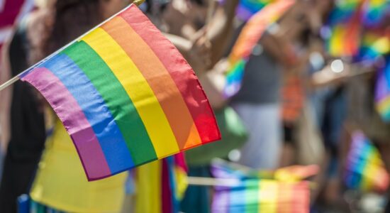 ONG irá distribuir bandeira LGBT em jogo da Uefa