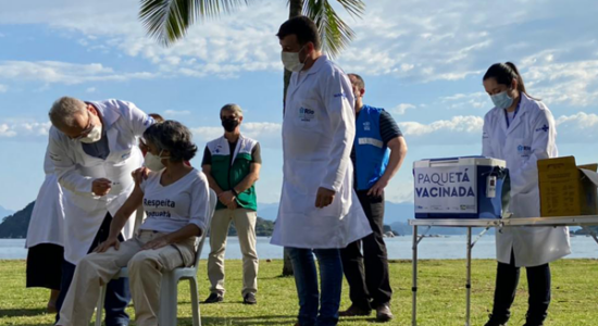 Ministro Marcelo Queiroga participou do início da vacinação em massa em Paquetá