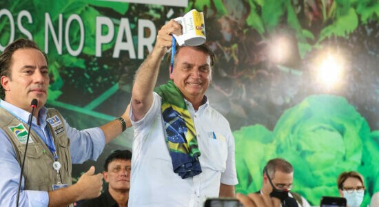 Presidente Jair Bolsonaro recebe presentes de apoiadores no Pará