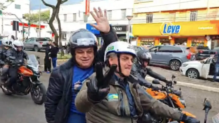 Presidente Jair Bolsonaro em motociata em Chapecó