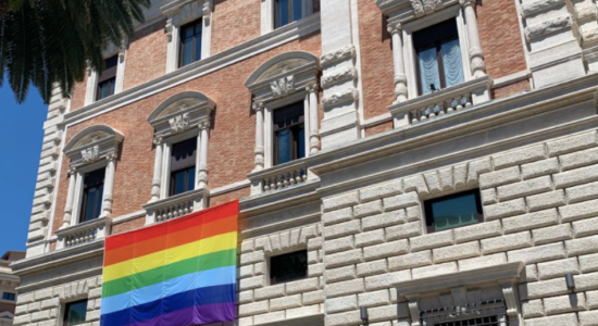 Embaixada dos EUA no Vaticano hasteia bandeira LGBT
