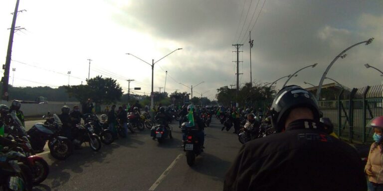 Milhares de motociclistas e pedestres estiveram na motociata em SP, neste sábado