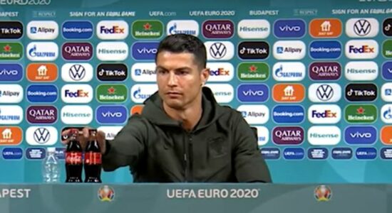 Cristiano Ronaldo rejeita Coca-Cola