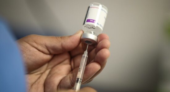 Anvisa pede que crianças fiquem em observação após vacina