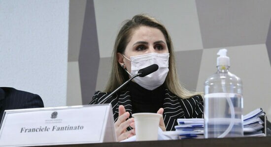 À mesa, ex-coordenadora do Programa Nacional de Imunizações do Ministério da Saúde, Francieli Fantinato CPI da Covid