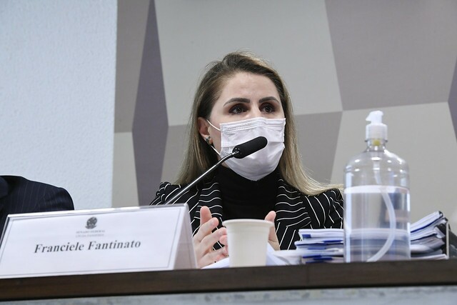 À mesa, ex-coordenadora do Programa Nacional de Imunizações do Ministério da Saúde, Francieli Fantinato CPI da Covid