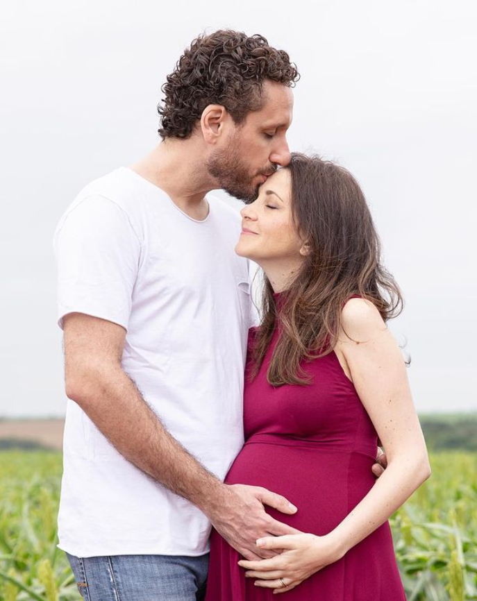 Leonardo Gonçalves posta fotos da esposa grávida