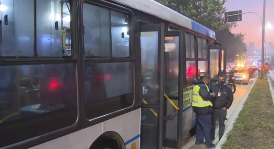 Ônibus ficou atravessado na Ponte do Socorro após ato de vandalismo