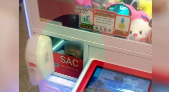 Criança fica presa dentro de máquina de brinquedo em shopping