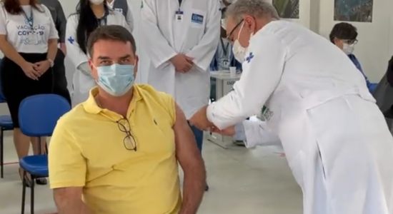 flavio bolsonaro vacinado