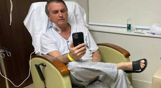 Bolsonaro no hospital em julho do ano passado