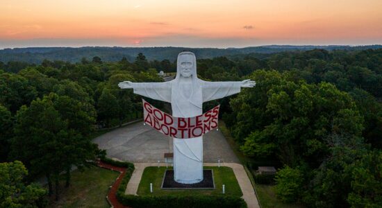 Ativistas penduram faixa ‘Deus abençoe os abortos’ na estátua de Cristo em Arkansas