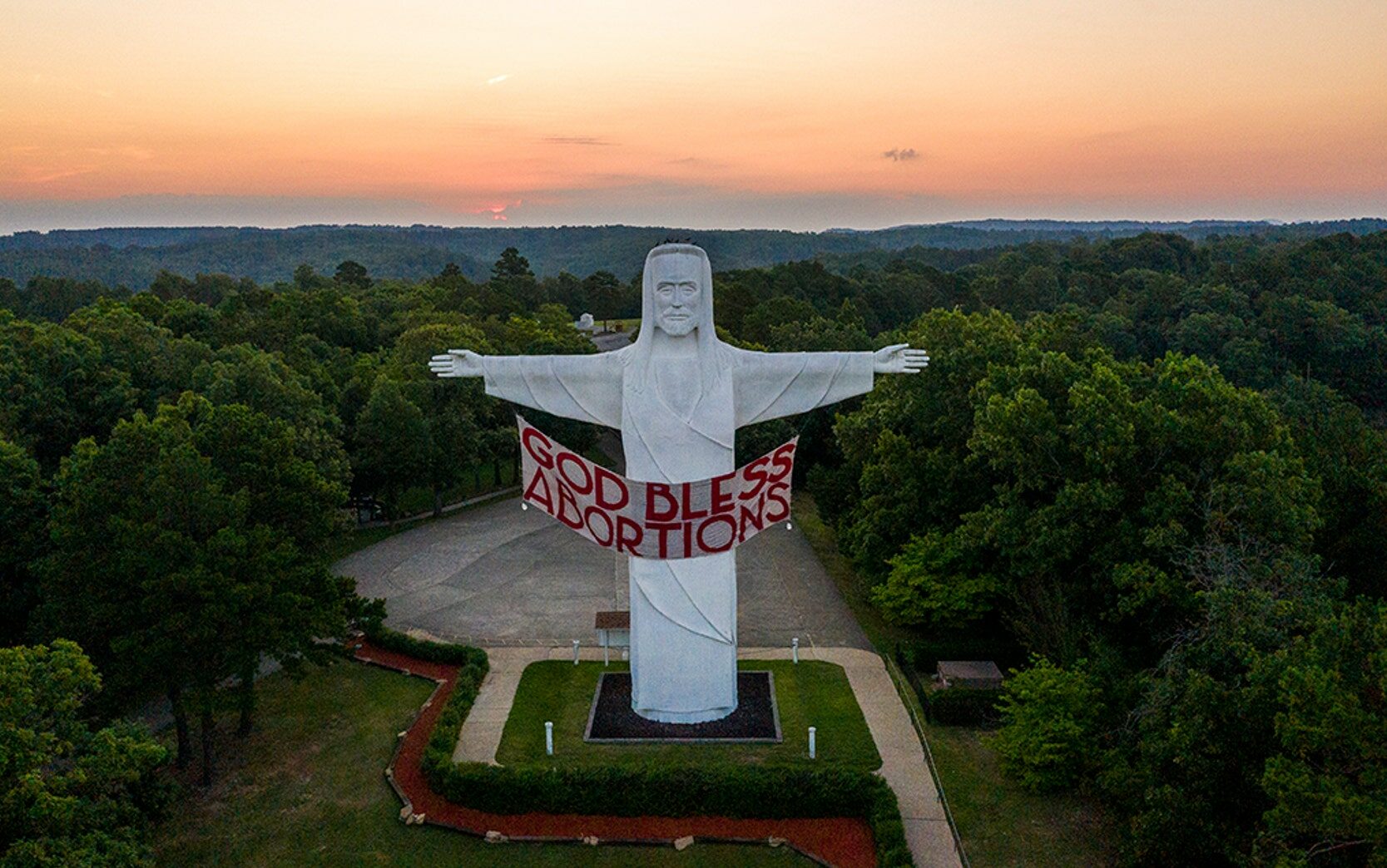 Ativistas penduram faixa ‘Deus abençoe os abortos’ na estátua de Cristo em Arkansas
