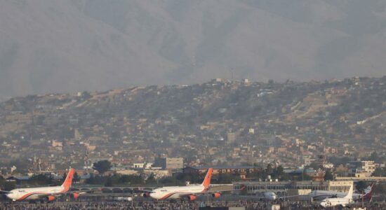 Tropas dos EUA assumem o controle do aeroporto de Cabul após dia de caos