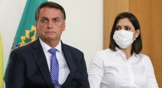 Presidente Jair Bolsonaro ao lado da primeira-dama, Michelle Bolsonaro