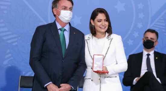 Presidente Jair Bolsonaro ao lado da primeira-dama Michelle na entrega da Medalha do Mérito Oswaldo Cruz