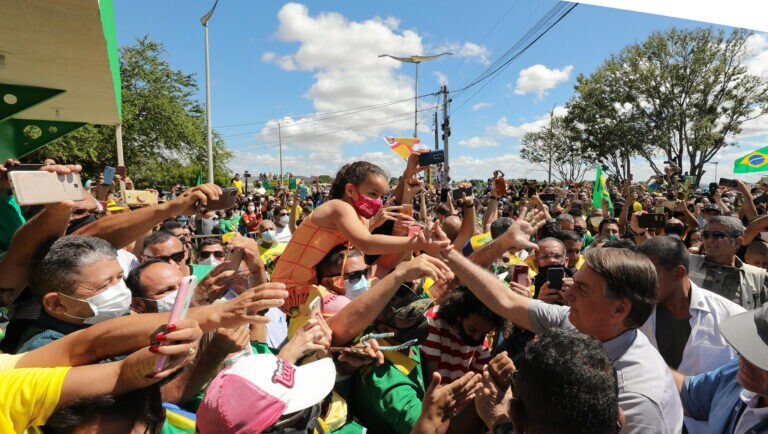 Em viagem ao Ceará, Bolsonaro é aplaudido por multidão