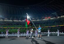 Bandeira do Afeganistão desfila sozinha na abertura das Paralimpíadas
