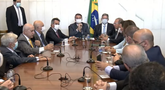 Bolsonaro entrega MP do novo Bolsa Família na Câmara