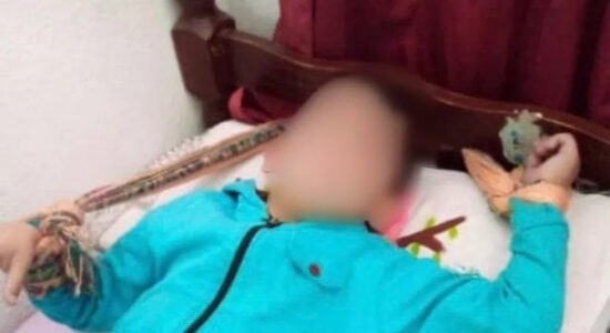 Uma das imagens encontradas mostrou a criança amarrada na cama