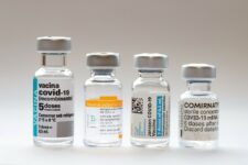 Frasco das vacinas da AstraZeneca, CoronaVac, Janssen e Pfizer